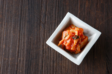 小鉢に盛り付けた少量の白菜キムチ　木目背景