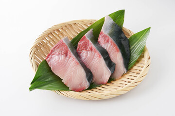 調理前のブリ切り身（和風盛り付け・白背景）