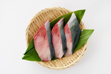 調理前のブリ切り身（和風盛り付け・白背景）