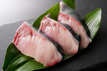 ブリの生切り身の盛り付け（黒背景）