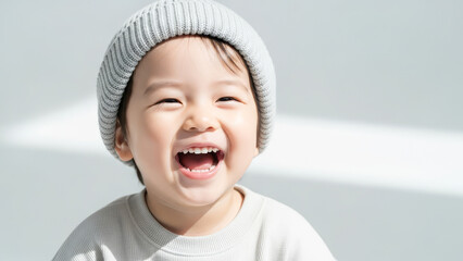 元気いっぱいの表情で笑う日本人の子ども