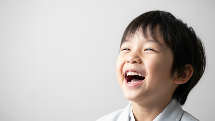 元気いっぱいの表情で笑う日本人の子ども