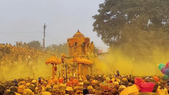 Khandoba-Mhalsa marriage in Pali, Maharashtra. The air is filled with 'bhandara' (turmeric powder) and dry coconut, turning the town golden with chants of "Jai Malhar".