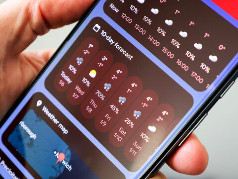 Weather forecast estimating a frosty day - Powered by Adobe