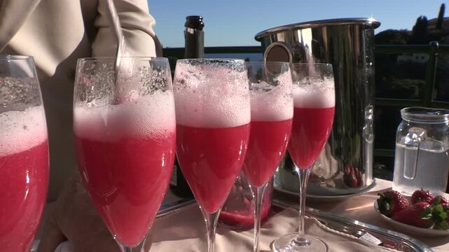 Detail of the hand of the barman who mixes cocktails