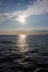 Obraz premium 太平洋の日没。 夕暮れの海に漁船に乗ってアカハタ釣りに出かけた。 ヒリゾ浜南伊豆町中木 静岡県伊豆半島-2025 日本有数のシュノーケリングスポット。 夏の数カ月間だけ渡し船で行ける。 水質透明度魚影が素晴らしい。 