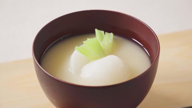 かぶ入りの白味噌仕立てのお味噌汁