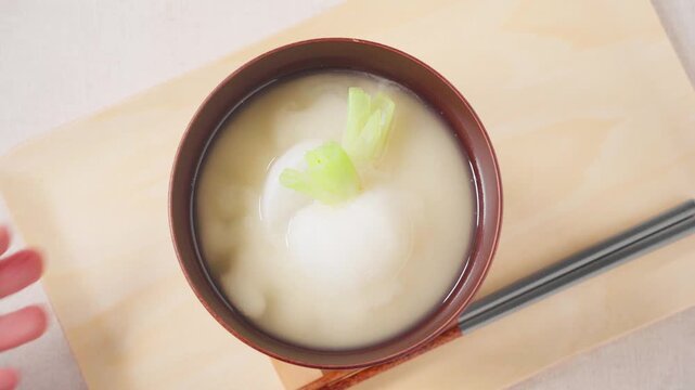 かぶ入りの白味噌仕立てのお味噌汁