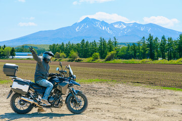 北海道ツーリング　清里町から見た斜里岳とバイク