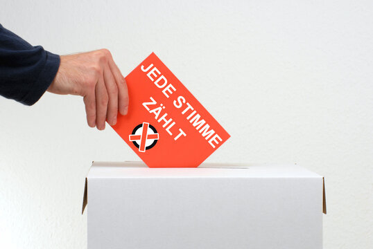Jede Stimme z&auml;hlt - Hand mit Wahlurne