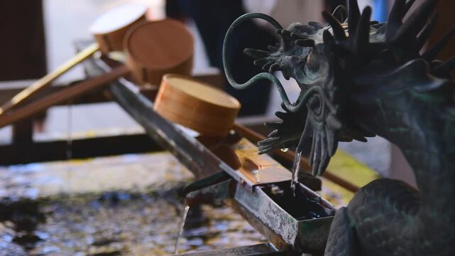 神社の手水舎で手を洗う