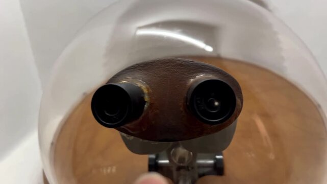 Detalle de lupa binocular y dedo se&ntilde;alando la muestra