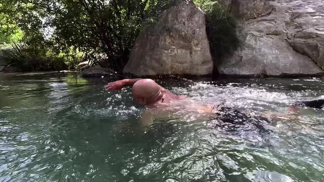 Hombre nadando por el r&iacute;o en las Fuentes del Algar Costa Blanca