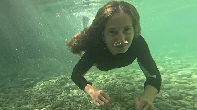 Imagen subacu&aacute;tica de mujer buceando en las Fuentes del Algar