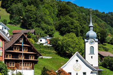 Chalet und Kirche in Bauen am Vierwaldst&auml;ttersee