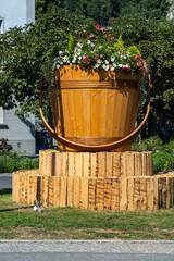 Dekorativer Holzeimer mit Blumen bepflanzt