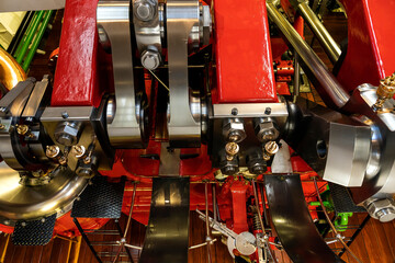 Maschinenanlage eines historischen Dampfschiffs auf den Vieerwaldst&auml;tter See