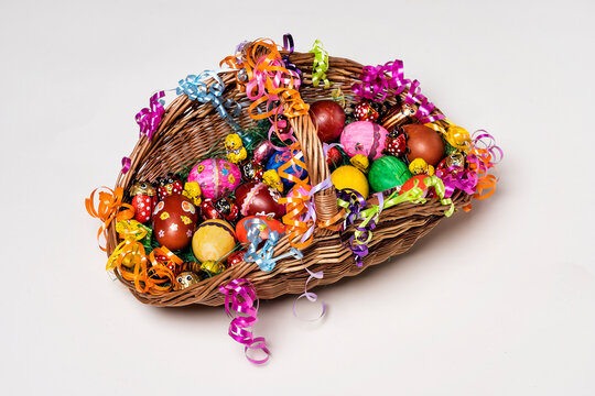 
Osterk&ouml;rbchen mit bunt bemalten Ostereiern