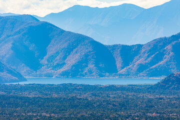 日本の風景・秋　山梨県鳴沢村　紅葉の紅葉台から本栖湖を望む © Yuta1127