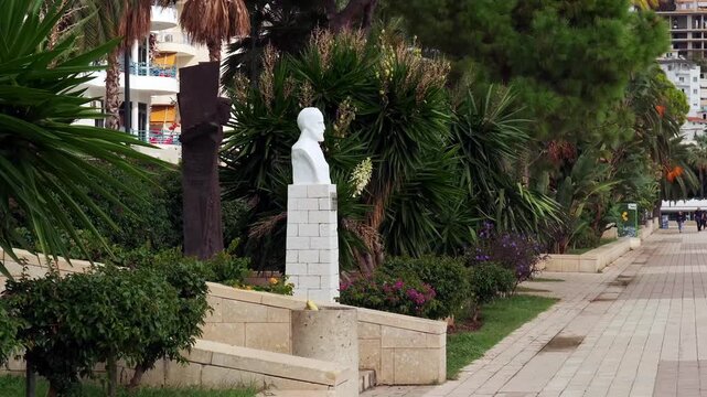 K&uuml;stenpromenade mit B&uuml;stenmonumenten im &uuml;ppigen Gr&uuml;n, Saranda, Qark Vlora, Albanien