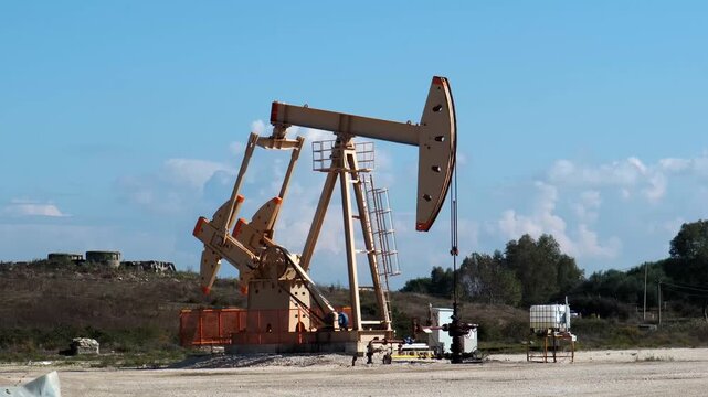 &Ouml;l-Pumpanlage in offenem F&ouml;rderfeld bei Marin&euml;z, Fier, Albanien