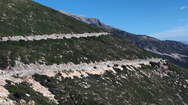 Serpentinenstra&szlig;e durch steiles Gebirge am Llogara-Pass, Llogara, Qark Vlora, Albanien