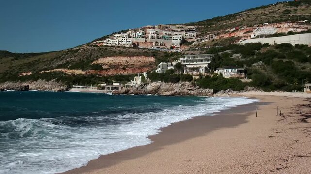 Leerer Strand mit Brandung und Resorts im Hintergrund, Jala, Qark Vlora, Albanien