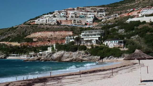 Leerer Strand mit Brandung und Resorts im Hintergrund, Jala, Qark Vlora, Albanien