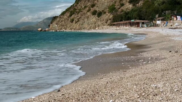 Wellen rollen &uuml;ber feinen Kiesstrand vor der H&uuml;gelk&uuml;ste von Bunec, Bunec, Qark Vlora, Albanien