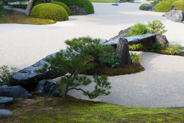  白砂と石が描く静寂の庭