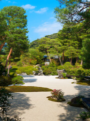  白砂と石が描く静寂の庭