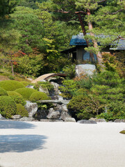  白砂と石が描く静寂の庭