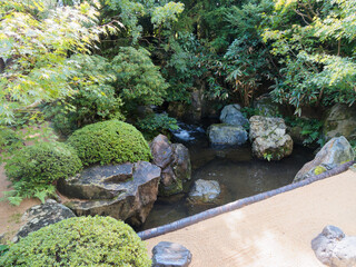  白砂と石が描く静寂の庭