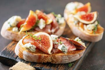 Bruschetta with Dorblu cheese, prosciutto meat and figs.