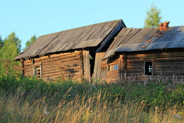 Obraz premium an old house in an abandoned village on a summer day