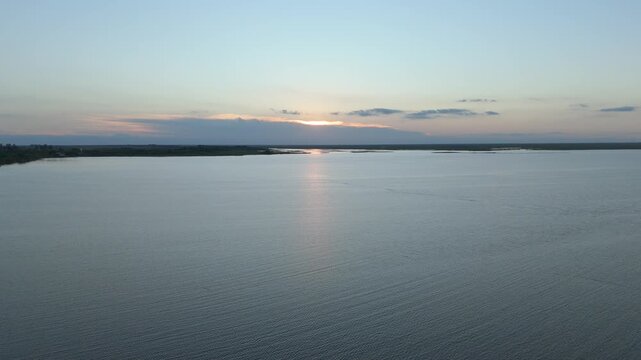 Atardecer en Laguna Iber&aacute; sol detr&aacute;s de las nubes Pellegrini Corrientes