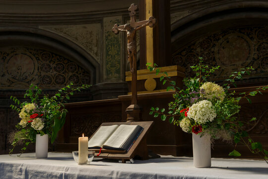 Altar mit Jesuskreuz, Bibel und brennender Kerze in der Zionskirche, Berlin