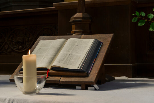 Altar mit Bibel und brennender Kerze in der Zionskirche, Berlin