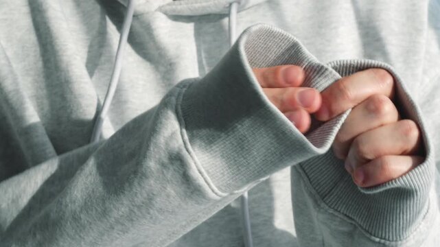 A frozen person tries to warm up in a warm room after experiencing extreme cold.
In winter, people warm their hands by friction.
Hypothermia and frostbite of the hands