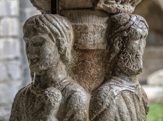 Statues-colonnes du clo&icirc;tre de la cath&eacute;drale de Saint-Bertrand-de-Comminges, Haute-Garonne, France