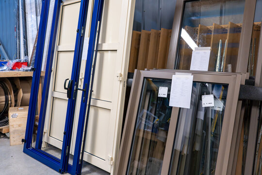 Atelier artisanal avec portes entrepos&eacute;es, mettant en sc&egrave;ne un espace de travail organis&eacute; d&eacute;di&eacute; &agrave; la menuiserie et au stockage de mat&eacute;riaux.