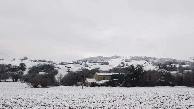 Campi e colline innevate a San Lorenzo in Campo nelle Marche in Italia