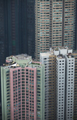 色とりどりの高層住宅が並ぶ香港の都市景観