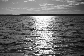 Ein neuer See in Brandenburg im Winterlichen Licht