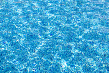 Obraz premium Shimmering Pool Surface: Dance of Light and Water