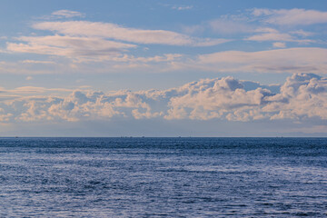 朝の海と空