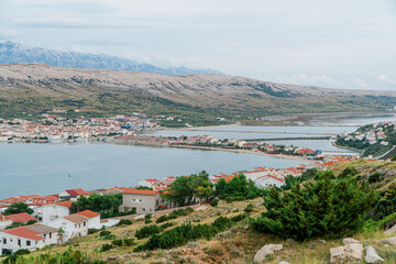 Miasto Pag, czyli stolica wyspy Pag w Chorwacji z portem i wąskimi uliczkami. © Franciszek
