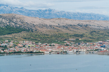 Miasto Pag, czyli stolica wyspy Pag w Chorwacji z portem i wąskimi uliczkami. © Franciszek