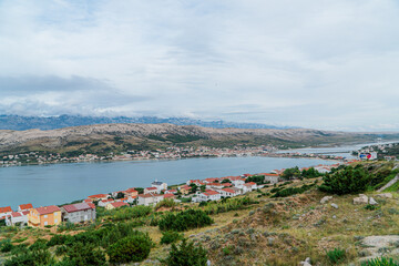 Miasto Pag, czyli stolica wyspy Pag w Chorwacji z portem i wąskimi uliczkami. © Franciszek