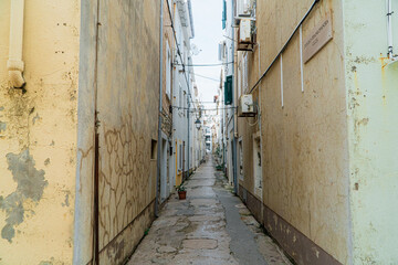 Miasto Pag, czyli stolica wyspy Pag w Chorwacji z portem i wąskimi uliczkami. © Franciszek